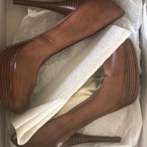 Guess Camel Color Women’s pump size 6.5M